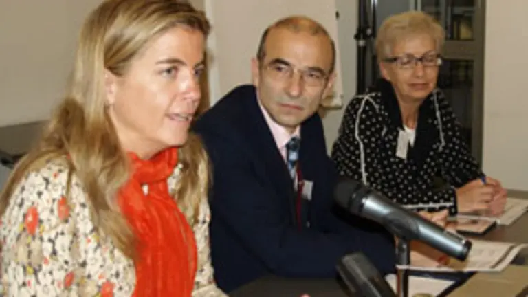  Victoria Cristóbal interviene en el seminario, acompañada por José Povedano y Susana Peri.