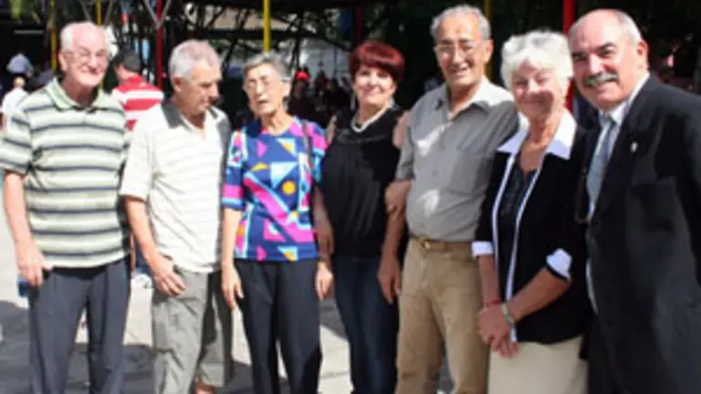 Reynaldo Rojas –izda.–, acompañado por un gruop de nativos que asistió a la romería.