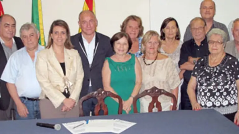 Santiago Camba, junto a la presidenta de la Sociedad Espanhola de R&iacute;o, Andrea Canellas, y directivos y miembros de esta entidad carioca.