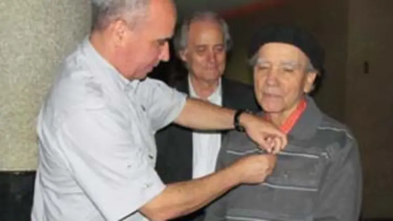  Carlos L&oacute;pez Cend&oacute;n impone el Bot&oacute;n de Oro de la Galaica, a su padre, Xes&uacute;s L&oacute;pez Varela.