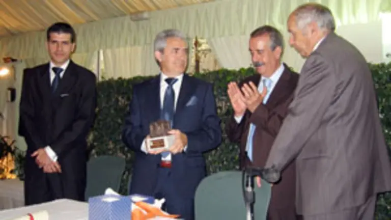  José Luis Bermúdez, junto Santiago Alonso, que también fue homenajeado por la Casa de Castilla y León.