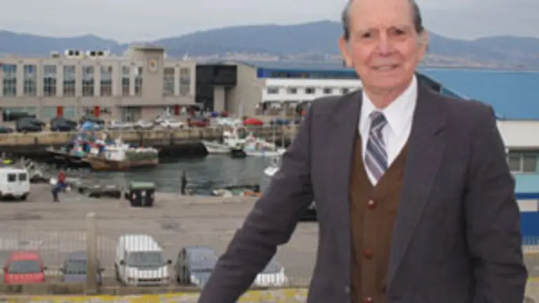  Manuel Mari&ntilde;o Reimann, en el puerto de Vigo, desde donde parti&oacute; su padre hacia Chile en el a&ntilde;o 1909.