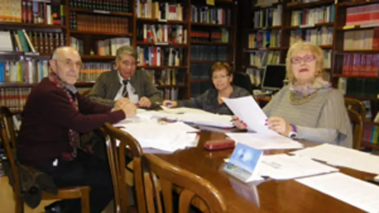  Los miembros del jurado, con el secretario y vicepresidente del Centro Gallego, durante la deliberaci&oacute;n.