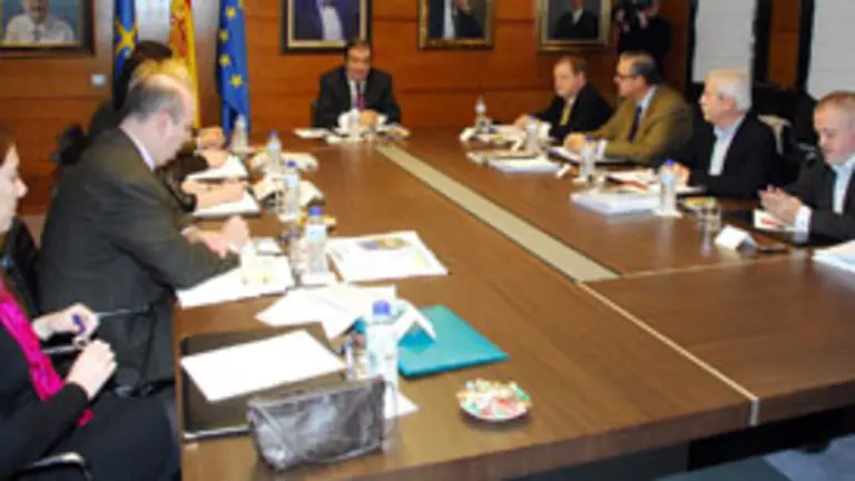  El presidente del Principado, Francisco &Aacute;lvarez Cascos, presidi&oacute; la reuni&oacute;n de la mesa del Aceba.