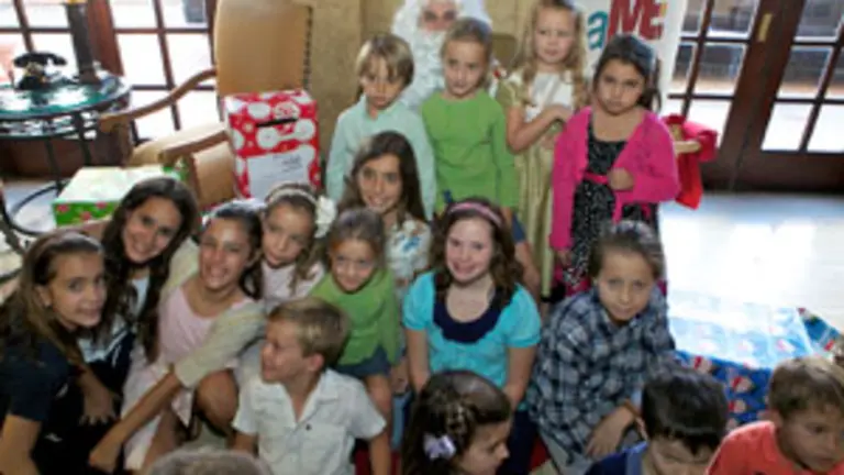  El rey Melchor recogió las cartas de todos los niños que asistieron a la comida en el Hotel Biltmore.