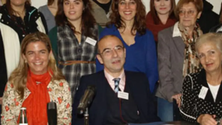  Victoria Cristóbal, directora de la AME; José Povedano, presidente de la CFMA; y Susana Peri, consejera de Trabajo, junto a algunos de los participantes en el seminario.