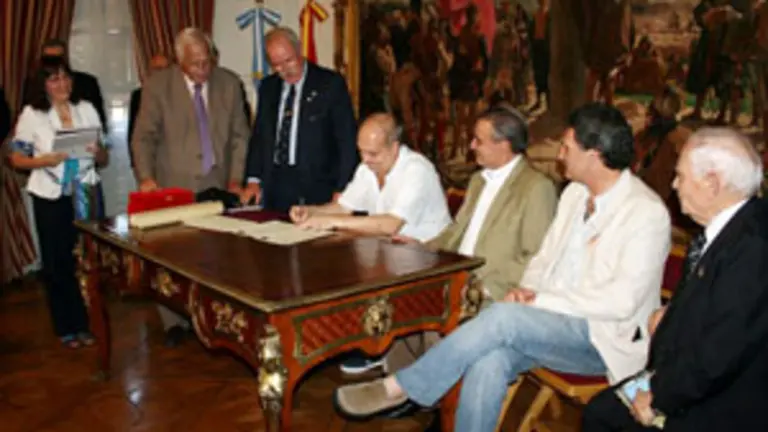  El ministro de Cultura de la ciudad de Buenos Aires refrenda el acuerdo firmado por los presidentes de las asociaciones de amigos de Avenida de Mayo y La Gran Vila, junto a Claudio Avruj, Pedro Bello, Benito Blanco y Mariana Vicat.