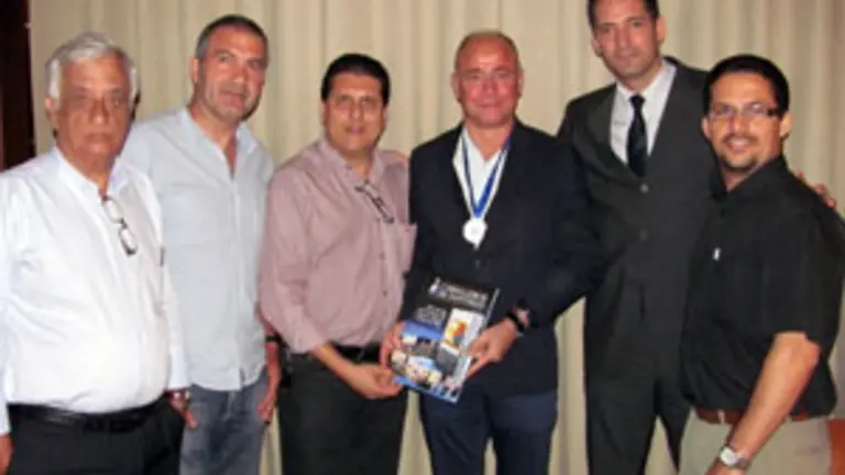  Santiago Camba y Santiago Coelho Rodr&iacute;guez -en el centro- posan con el galard&oacute;n. 