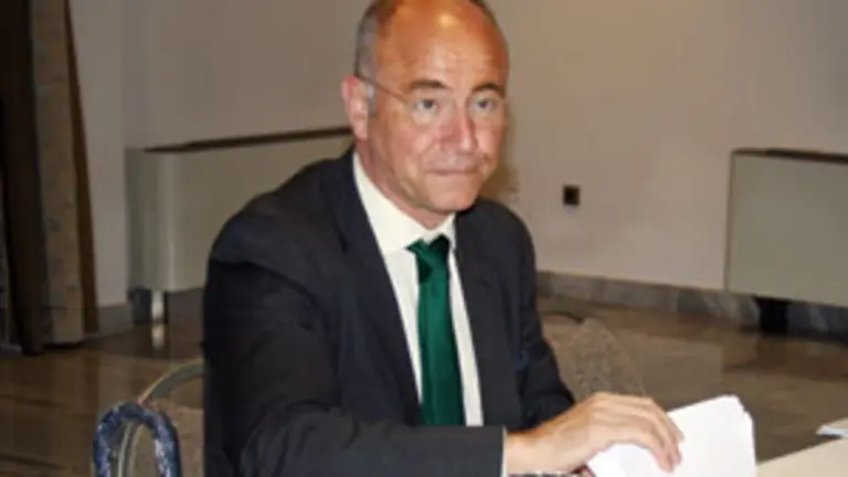  Santiago Camba, presidiendo la reuni&oacute;n de la Comisi&oacute;n Delegada del Consello de Comunidades Galegas.