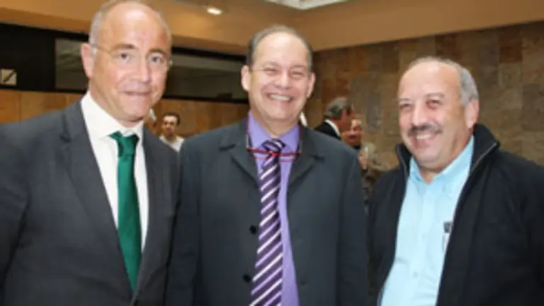  Santiago Camba, con Antonio Pi&ntilde;&oacute;n -centro-, presidente de la Hermandad Gallega de Venezuela, y Ernesto Lagar&oacute;n, presidente de honor de la Agrupaci&oacute;n Cultural Gallega Saudade.