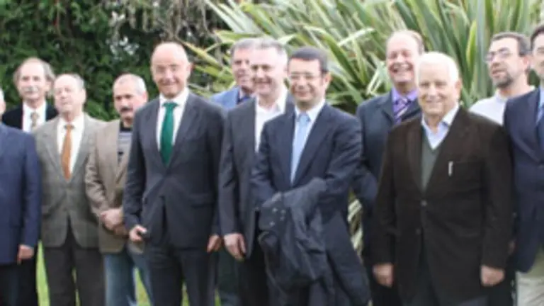  El secretario xeral de Emigraci&oacute;n, Santiago Camba, con todos los participantes en la reuni&oacute;n de la Comisi&oacute;n Delegada.