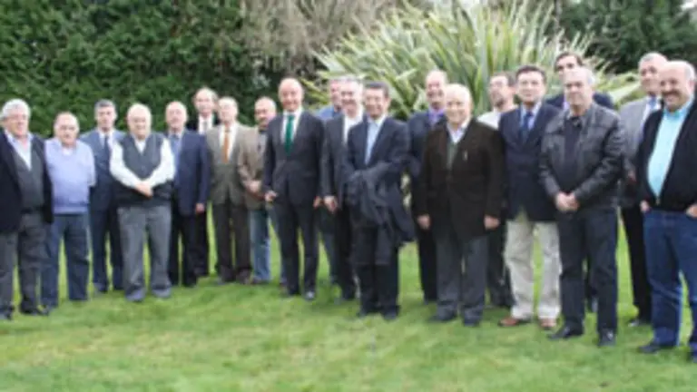  El secretario xeral de Emigraci&oacute;n, Santiago Camba, con todos los participantes en la reuni&oacute;n de la Comisi&oacute;n Delegada del Consello de Comunidades.