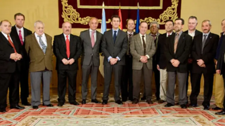  N&uacute;&ntilde;ez Feij&oacute;o y Santiago Camba ofrecieron una recepci&oacute;n a los miembros de la Comisi&oacute;n Delegada. 