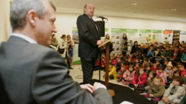  El conselleiro de Presidencia &ndash;en primer t&eacute;rmino&ndash;, durante el 30&ordm; aniversario de la oficialidad de los s&iacute;mbolos.