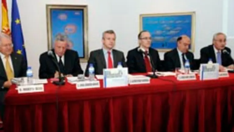 Modesto Seara, Jorge Zerme&ntilde;o, Alfonso Rueda, Sen&eacute;n Barro, Julio Lage y Jos&eacute; Ram&oacute;n &Oacute;nega, durante la presentaci&oacute;n del libro en la Casa de Galicia en Madrid. 