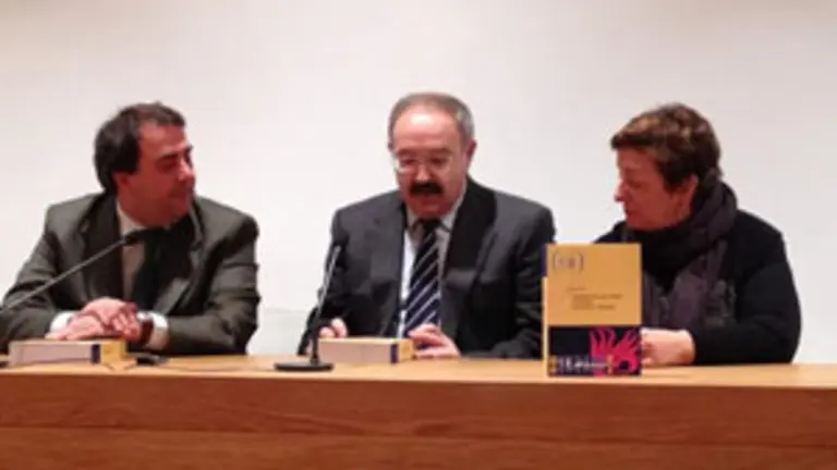  Ram&oacute;n Villares &ndash;en el centro&ndash; particip&oacute; en la presentaci&oacute;n de la obra.