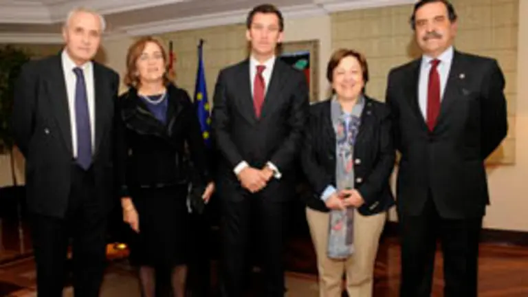  La homenajeada, Mar&iacute;a Jos&eacute; Alonso &ndash;2&ordf; izda.&ndash;, con &Oacute;nega, N&uacute;&ntilde;ez Feij&oacute;o, Farjas y Garc&iacute;a Fern&aacute;ndez.