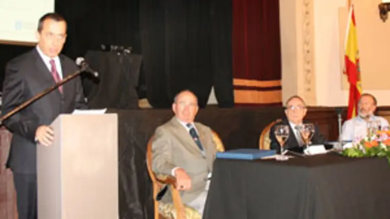  El presidente de AEGU, Jorge Exp&oacute;sito, durante el discurso que dirigi&oacute; a los asistentes al acto.