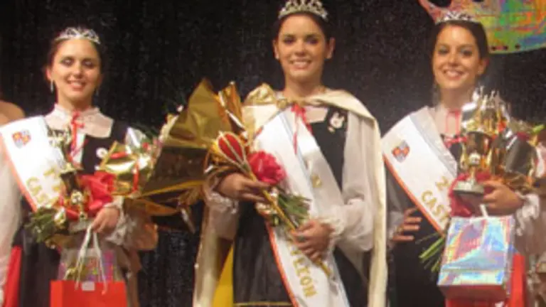  La reina (c) entre la primera princesa –a la izda.– y la segunda princesa.