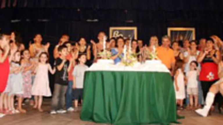  Los integrantes del conjunto y la presidenta de la instituci&oacute;n apagaron las velas y cantaron feliz cumplea&ntilde;os.