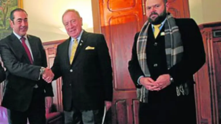  John T. Dunleavy saluda a Fernando Go&ntilde;i, presidente de la Junta del Principado, en presencia de Bras Rodrigo &Aacute;lvarez.