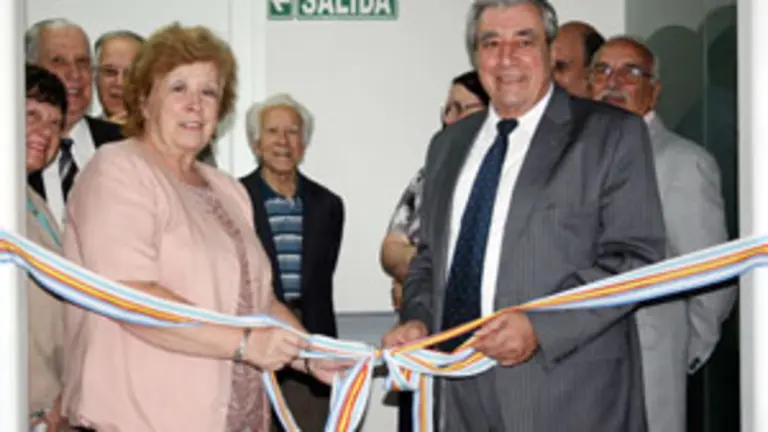  Carlos Vello y Marta Ferreiro fueron los encargados de desatar la cinta inaugural del ala renovada del Hospital.