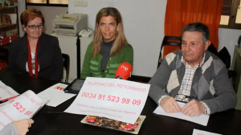   Victoria Cristóbal, con miembros de Apoyar, durante la presentación del teléfono del retornado. 