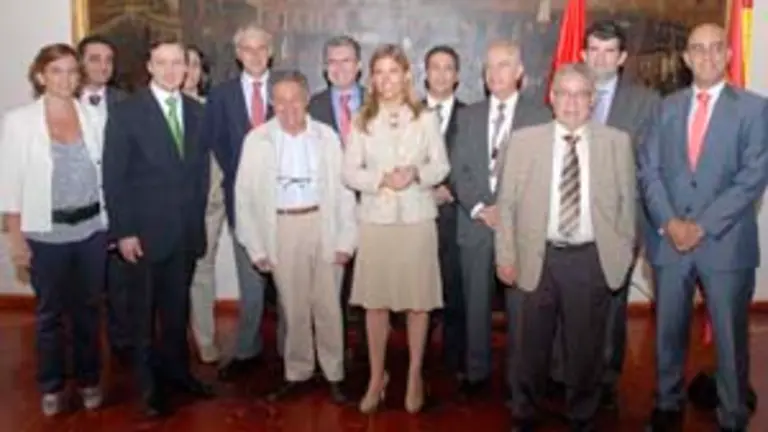  Victoria Cristóbal posa con los asistentes al Pleno del Consejo de Madrileños en el Extranjero.