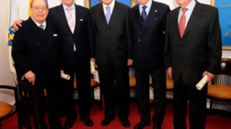 Jos&eacute; Ram&oacute;n &Oacute;nega &ndash;en el centro&ndash;, junto a los cuatro ex presidentes de la Casa de Galicia. 