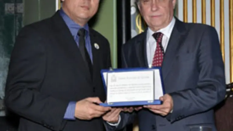 Santiago Rodr&iacute;guez recibi&oacute; una placa de manos de Pedro Godinho. 