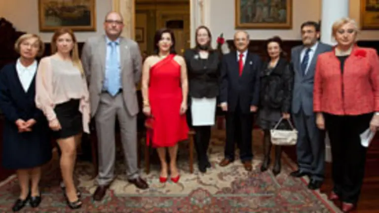 Leticia D&iacute;az, junto al resto de personalidades asistentes al homenaje a los socios veteranos del Centro Gallego. 
