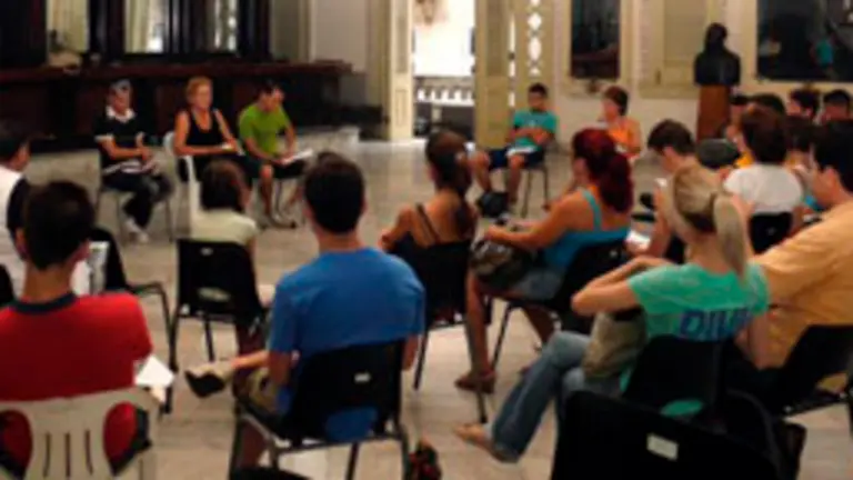 Caridad Fern&aacute;ndez, con los j&oacute;venes participantes en la actividad juvenil. 