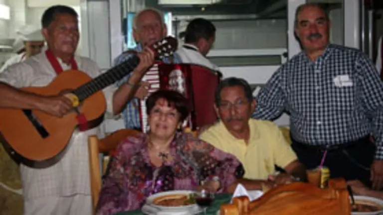 Reynaldo Rojas –a la derecha–, agasaja a miembros de la sociedad.