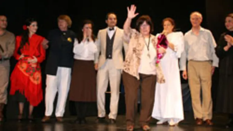 La directora del grupo de teatro, Tanya Barbieri, la presidenta del Centro de Noia Rianxo, Oly Dourado, y el elenco teatral saludan tras la actuaci&oacute;n. 