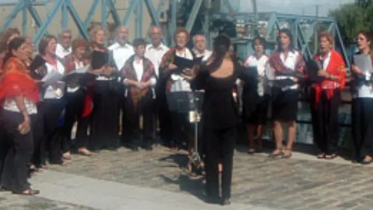 Un momento de la grabaci&oacute;n de la canci&oacute;n &lsquo;Fonseca&rsquo; ante el met&aacute;lico Puente Barraca Pe&ntilde;a. 