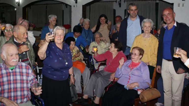 Santiago Camba y Alejandro L&oacute;pez Dobarro brindaron con los residentes del Hogar Gallego para Ancianos de Domselaar.