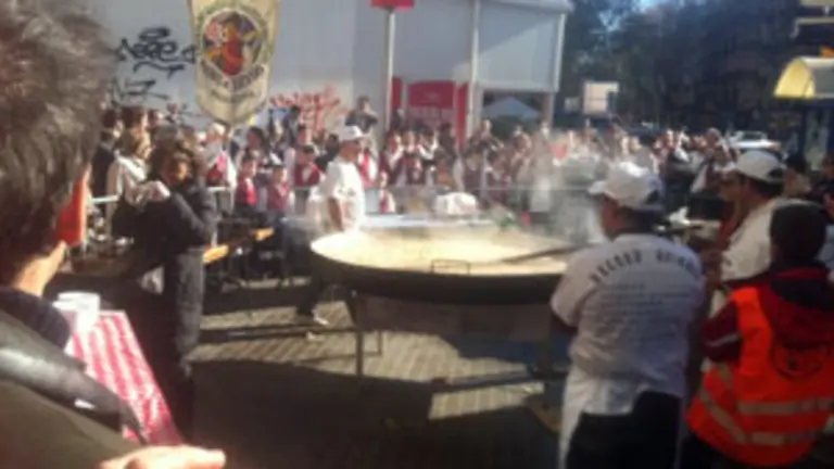  Un momento de la preparaci&oacute;n de la &lsquo;Escudella&rsquo;.