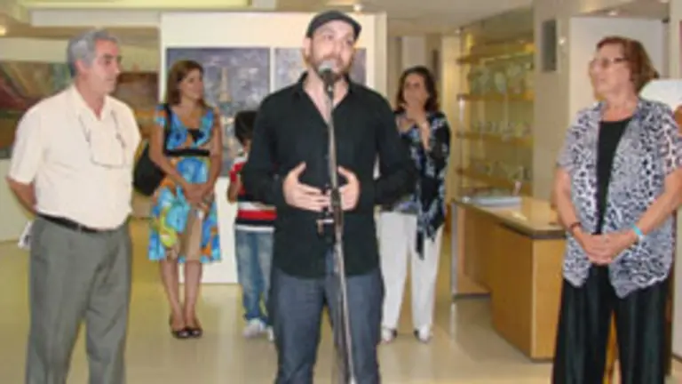  Ricardo Celma, acompa&ntilde;ado por Alberto Iannuzzo y Carolina Roig, durante la inauguraci&oacute;n de la muestra.