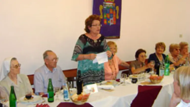  La presidenta de la Casa de Palencia en Argentina, Iluminada Fernández,  haciendo una valoración de lo realizado, durante su fiesta de fin de año.