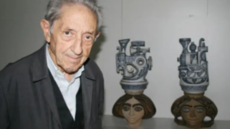  Isaac D&iacute;az Pardo, junto a dos piezas de su autor&iacute;a. 