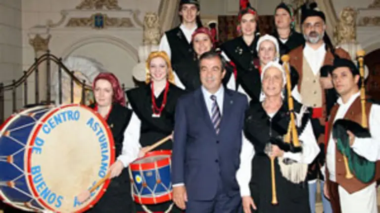  &Aacute;lvarez-Cascos, con el grupo del Centro Asturiano de Buenos Aires, durante su visita a Argentina en octubre de 2011.