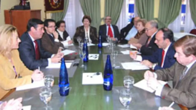  Un momento de la reunión entre la Diputación y la Casa de Soria. 