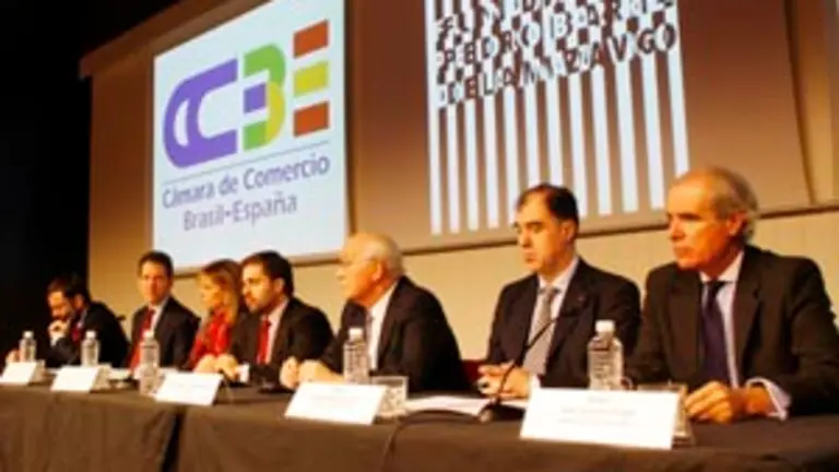  Nava Castro &ndash;en el centro&ndash;, durante la presentaci&oacute;n de la nueva delegaci&oacute;n en Galicia de la C&aacute;mara de Comercio Brasil-Espa&ntilde;a (CCBE).