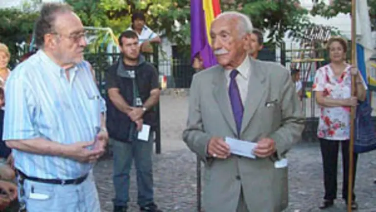  Francisco Lores &ndash;izda.&ndash;, junto a Dar&iacute;o Rivas Cando, durante el acto.