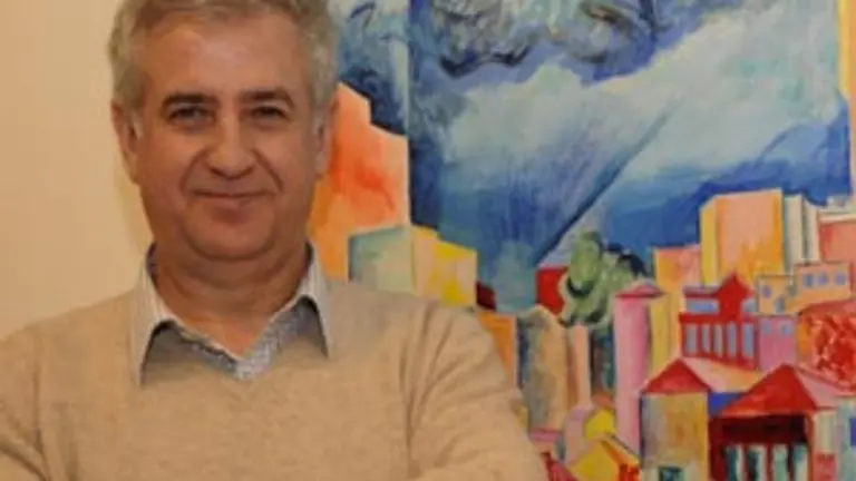  Rafael Jim&eacute;nez Ambel, junto a una de las obras expuestas.