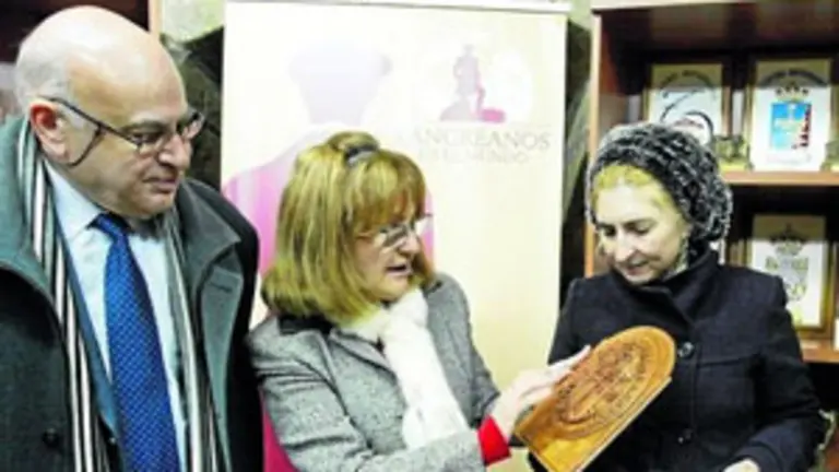  Elba Meana hace entrega de distintos art&iacute;culos de su abuelo a los directivos de &lsquo;Langreanos en el Mundo&rsquo;.