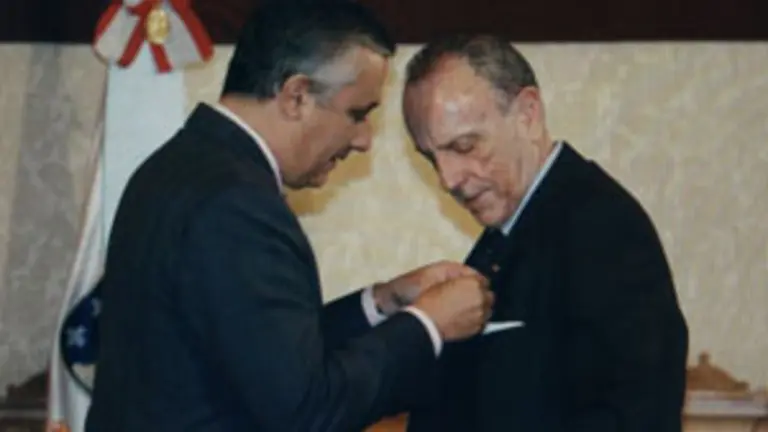  Javier Arenas impuso a Manuel Fraga la Medalla de Oro de la Emigraci&oacute;n en un acto celebrado en Santiago.