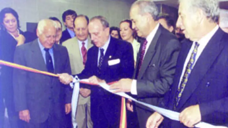  Manuel Fraga, inaugurando las nuevas instalaciones del Santiago Ap&oacute;stol. 