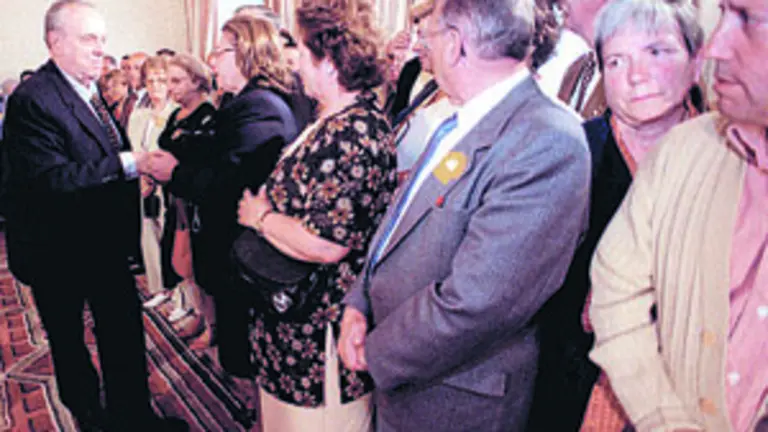  Manuel Fraga saluda a participantes en el programa &lsquo;Vacaci&oacute;ns para lembrar&rsquo;, en el a&ntilde;o 2000.