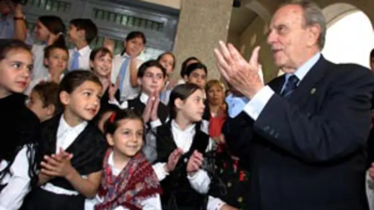  Los ni&ntilde;os del Colegio Santiago Ap&oacute;stol, con Fraga, en el noviembre de 2003.